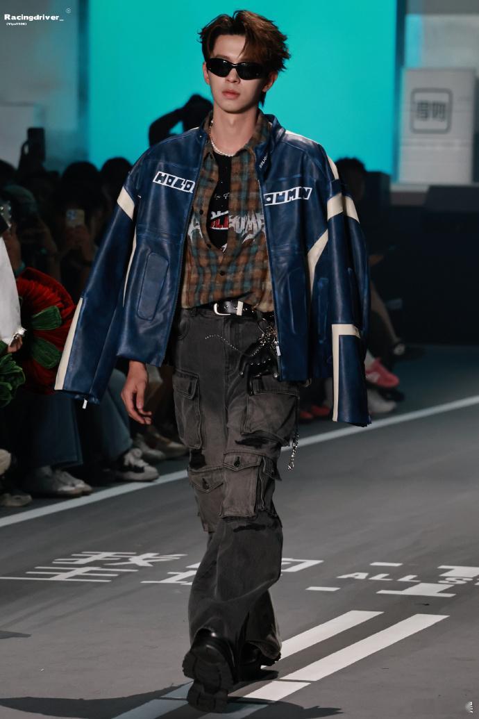 #何浩楠男模登场##何浩楠好帅一张脸# 何浩楠如男模般闪耀现身，帅脸令人心动不已