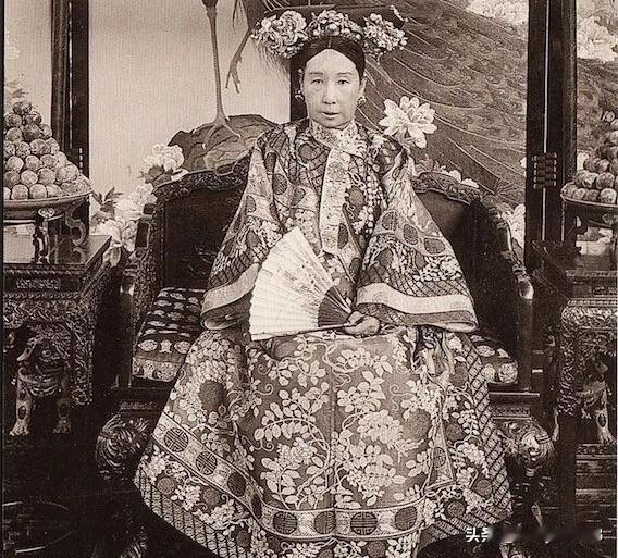 慈禧真的为咸丰帝守寡几十年吗?咸丰十一年（1861年），咸丰帝病逝于热河行宫，年