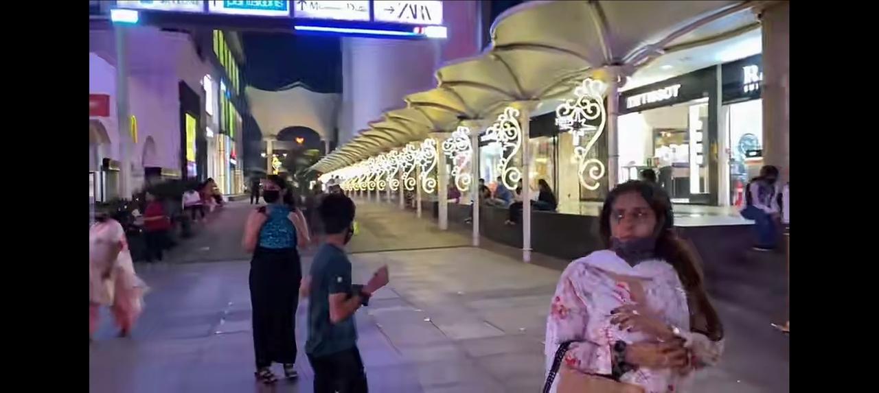 在印度孟买这个城市里没想到也是那么的繁华，城市街道是那么的干净，有脏的地方就有干