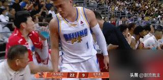陈盈骏，从单场43分干翻广东，到如今5分钟0分扭头就走。
京粤大战，首节没打完
