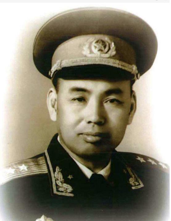 许世友自夸酒量无人能敌，周恩来特意设宴较量，结果竟让许世友喝趴在桌子底下！
19