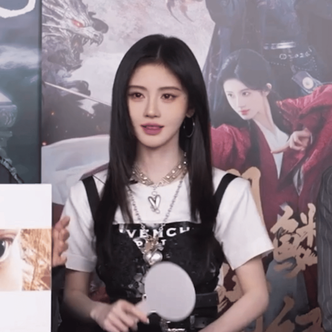 鞠婧祎线下的美貌冲击力鞠婧祎线下状态真的好绝，整个人又精致又亮眼，每次看到都忍不