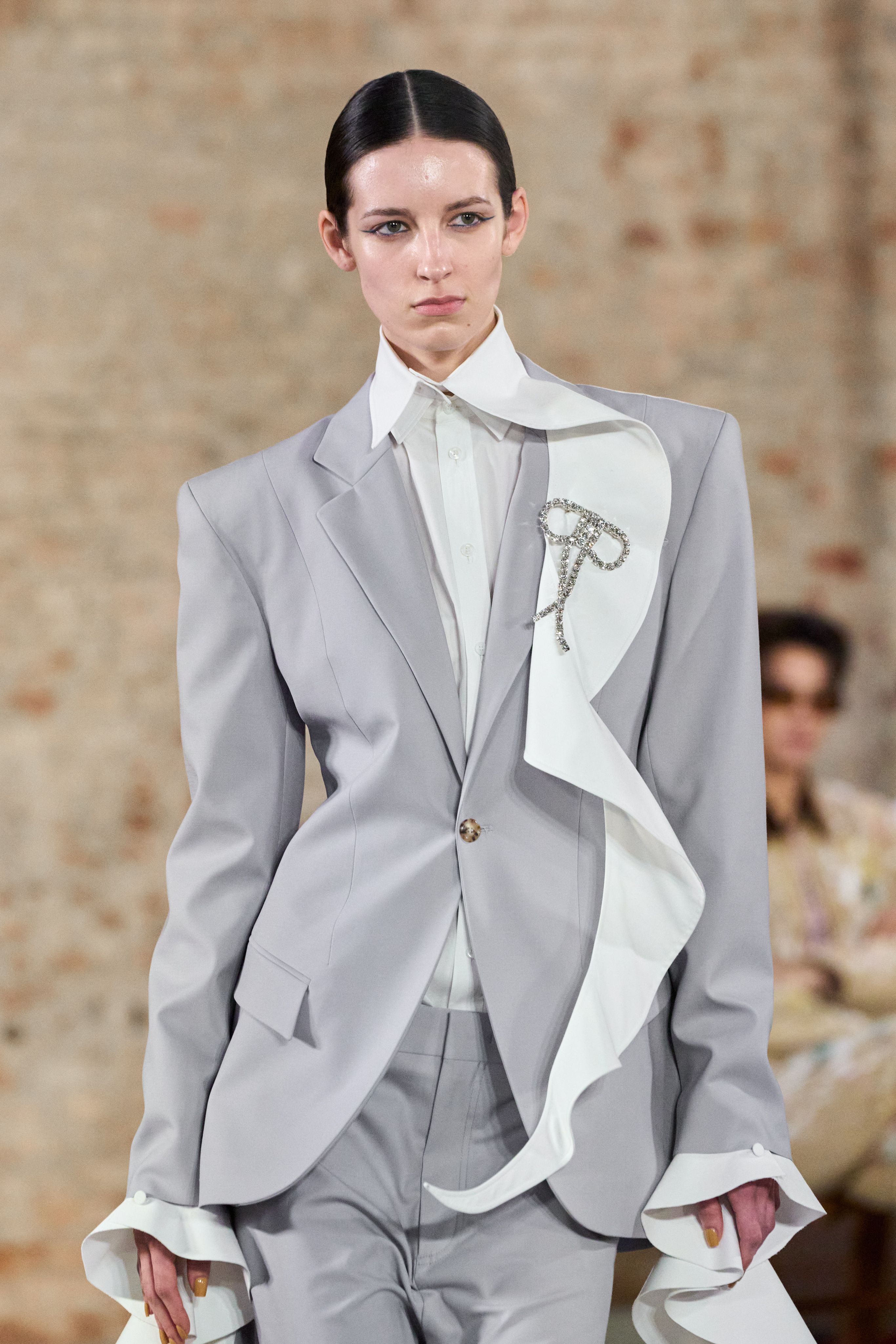 这套Look做了减法，把拉低质感的钻饰去掉，衬衣不必扣满，只系上两颗纽扣，恰到好