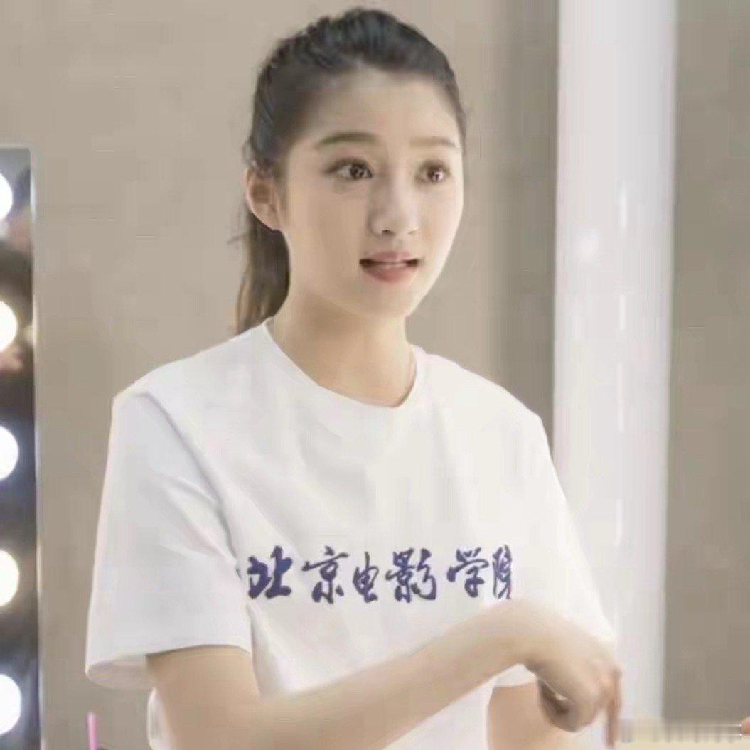 现实生活中的关晓彤真的太美了，果然好看的人随便穿个什么衣服都好看。 ​​​