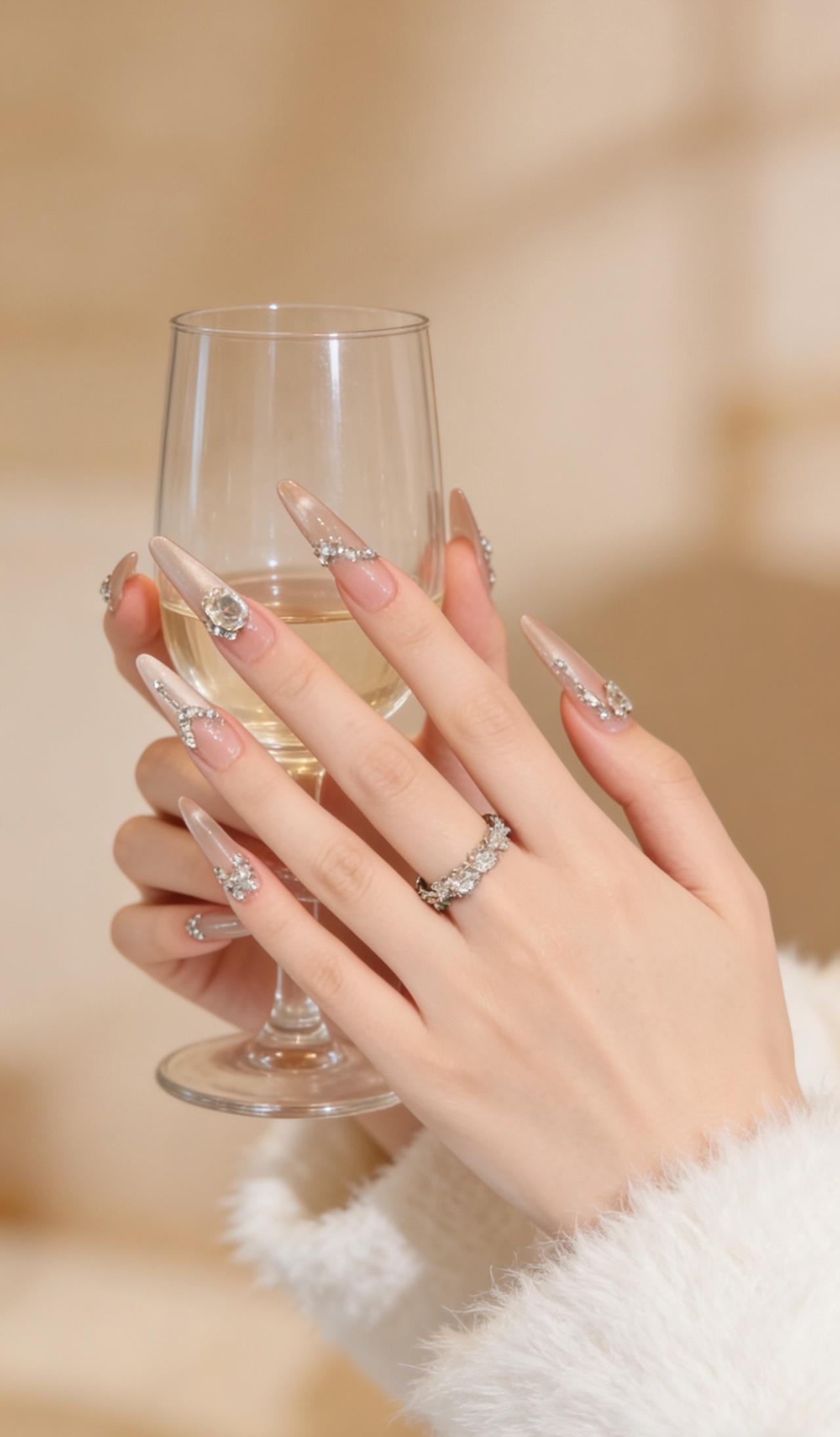 早春美甲裸色美甲加钻 美甲分享 女生美甲ins风高级感 裸色系美甲