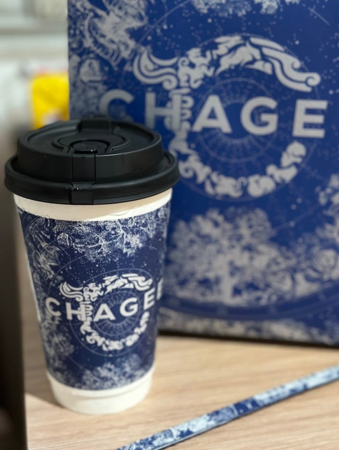霸王茶姬[超话] 寒露悄然而至，秋天越来越浓啦🍁树叶慢慢染上金黄，清晨草木挂满