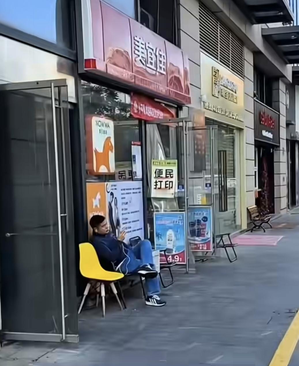 定居中国的美国人
在外网发了个他周末下楼买早餐的视频，
结果在外网爆火，仅发布一