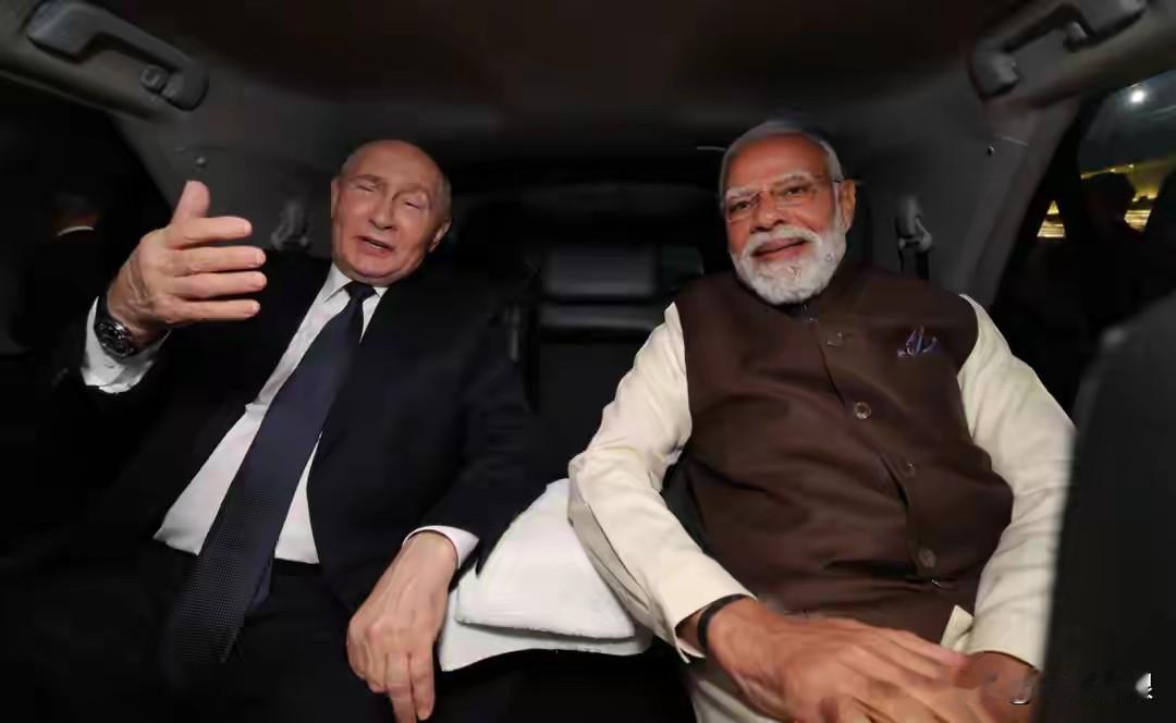 据媒体报道，在机场，莫迪和普京二人一起上了专车，在没有带翻译和任何随从的情况下并