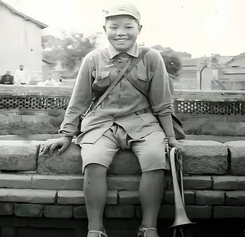 [月亮]1942年，16岁的八路军小战士宋双来，在送信回去途中，遭遇了日伪军的骑