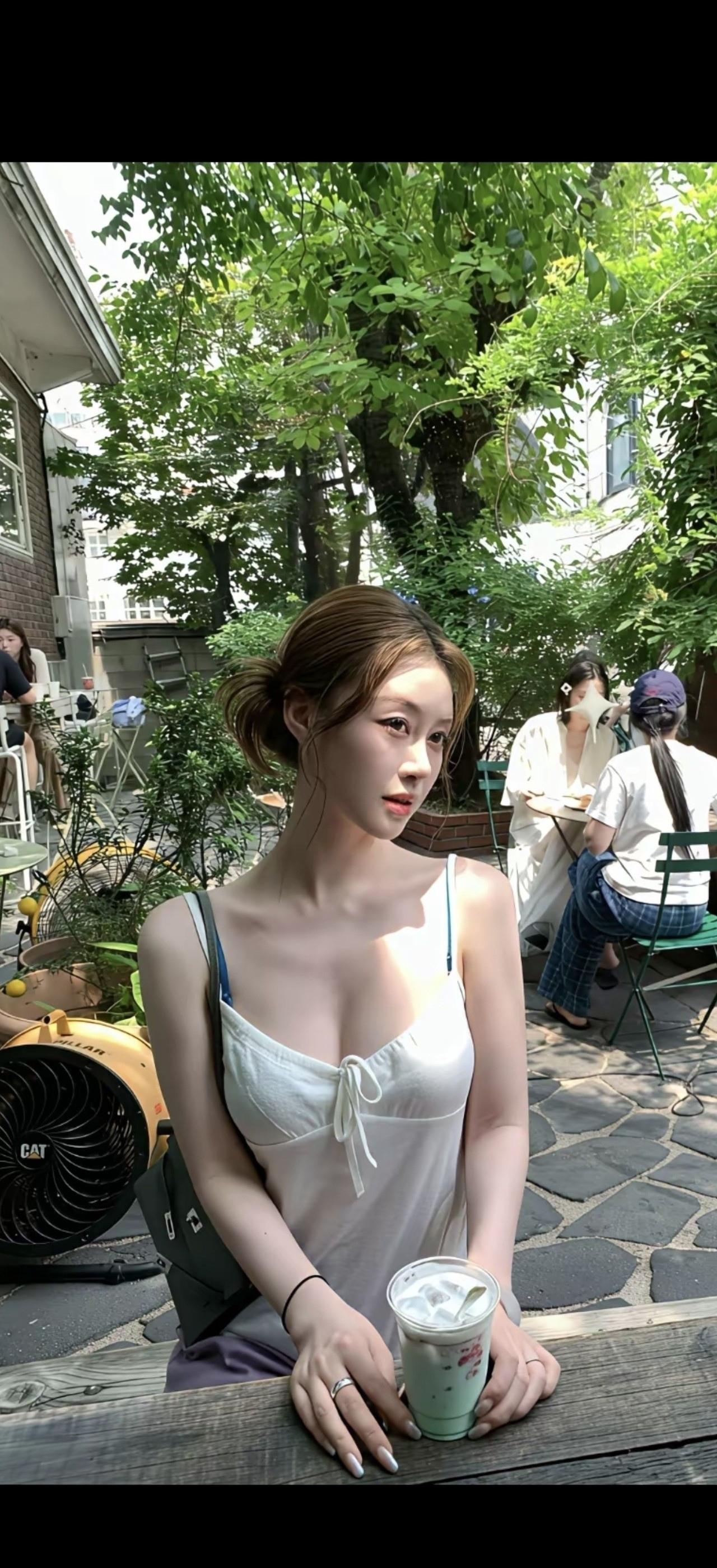 绿树阴中品茗香，清风吹面意自凉。
