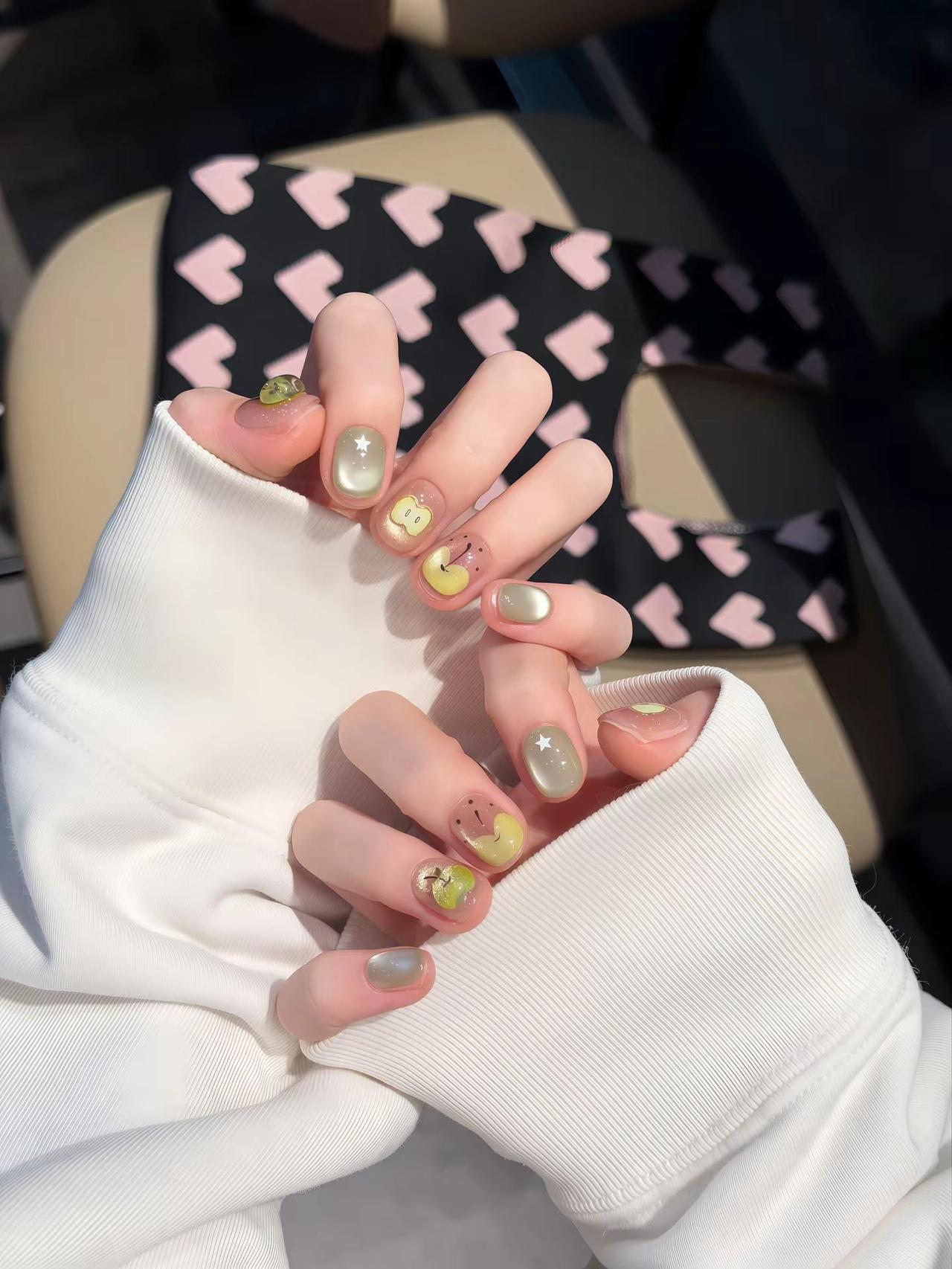 就这个青苹果吧。可爱多巴胺美甲 彩色可爱美甲 温柔可爱美甲 穿戴甲制作ins