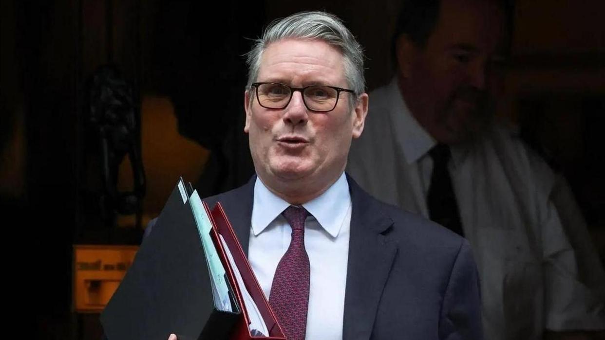 摊牌了！斯塔默不再当受气包，一句反问直戳白宫肺管子。

刚从中英12项协议尝到甜