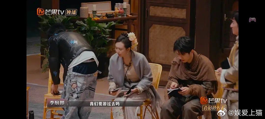 大张伟这个裤子是掉下来了吗 