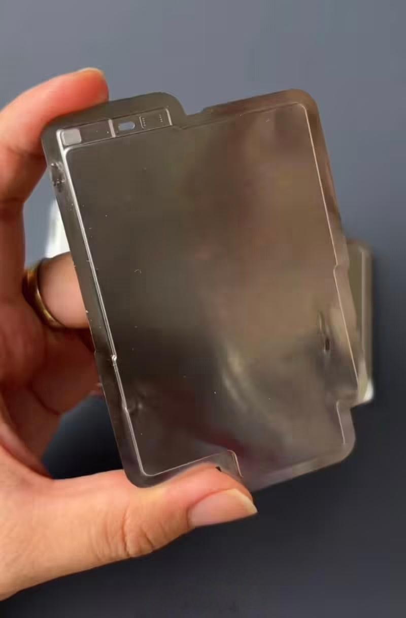 iPhone 17 Air 电池厚度只有 2.49mm，为了 5.5mm 的机身