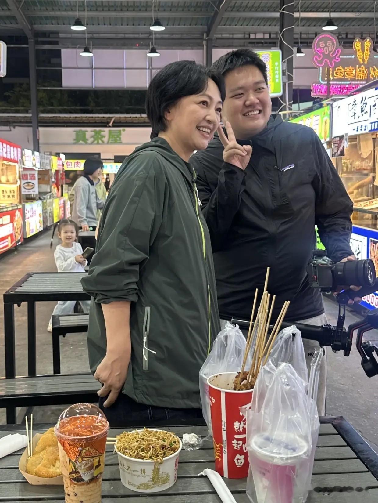 53岁的罗海琼在武汉夜市被偶遇。镜头里，她穿着朴素，未施粉黛，混在人群中毫不起眼