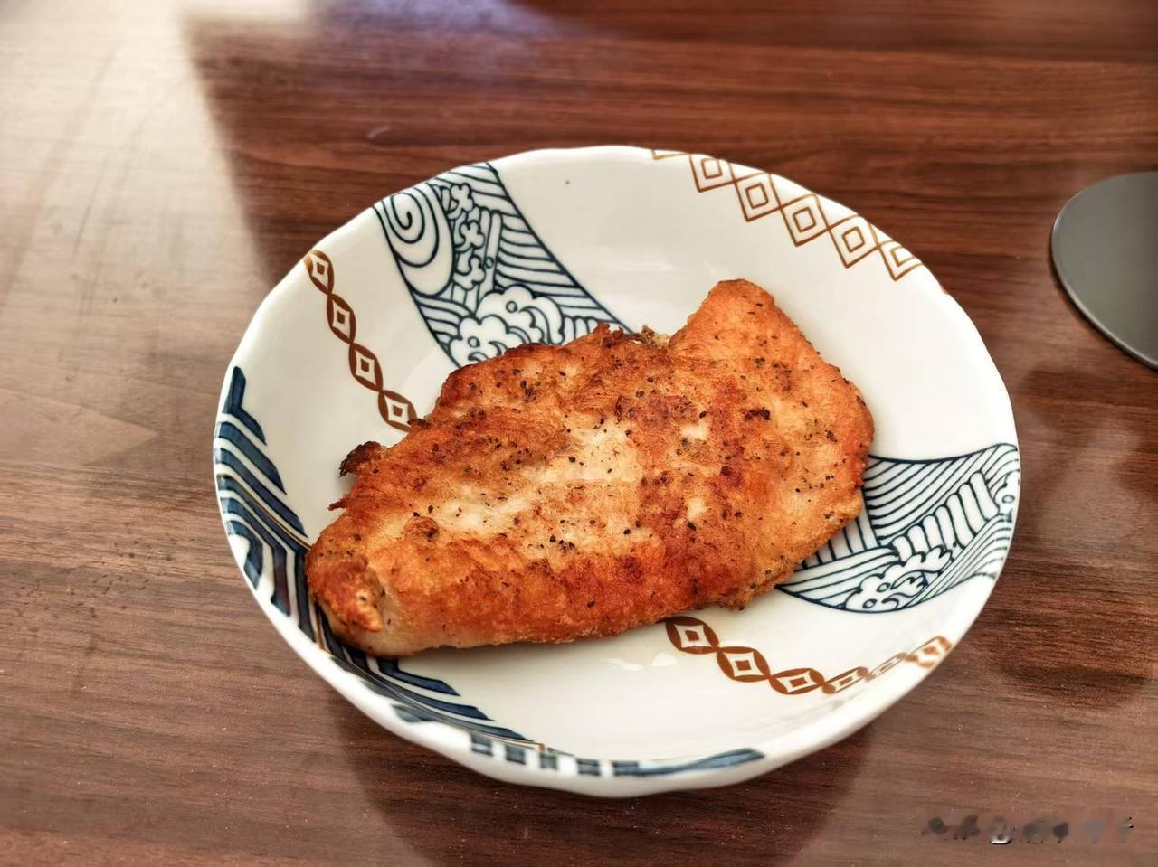 我在宿舍吃饼，掉了半块在床缝里。
过两天翻床铺，饼还在，硬得能当防身武器，室友说