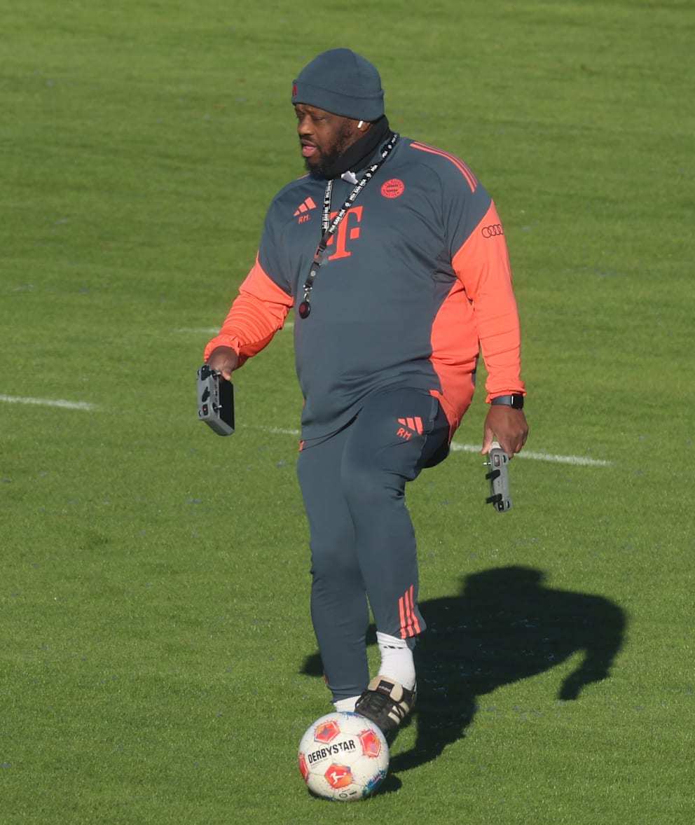 孔帕尼的助手Rodyse Munienge正在训练中操控球场上空的两架分析无人机