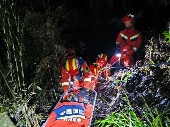 【八旬老人深山采药坠崖致大腿骨折，在手机电池耗尽前打电话报警成功获救】据红星新闻