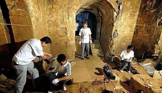 许多人以为殉葬就是把活人推进地宫，在封闭后哭喊等死。事实上，为了生存，殉葬的人可