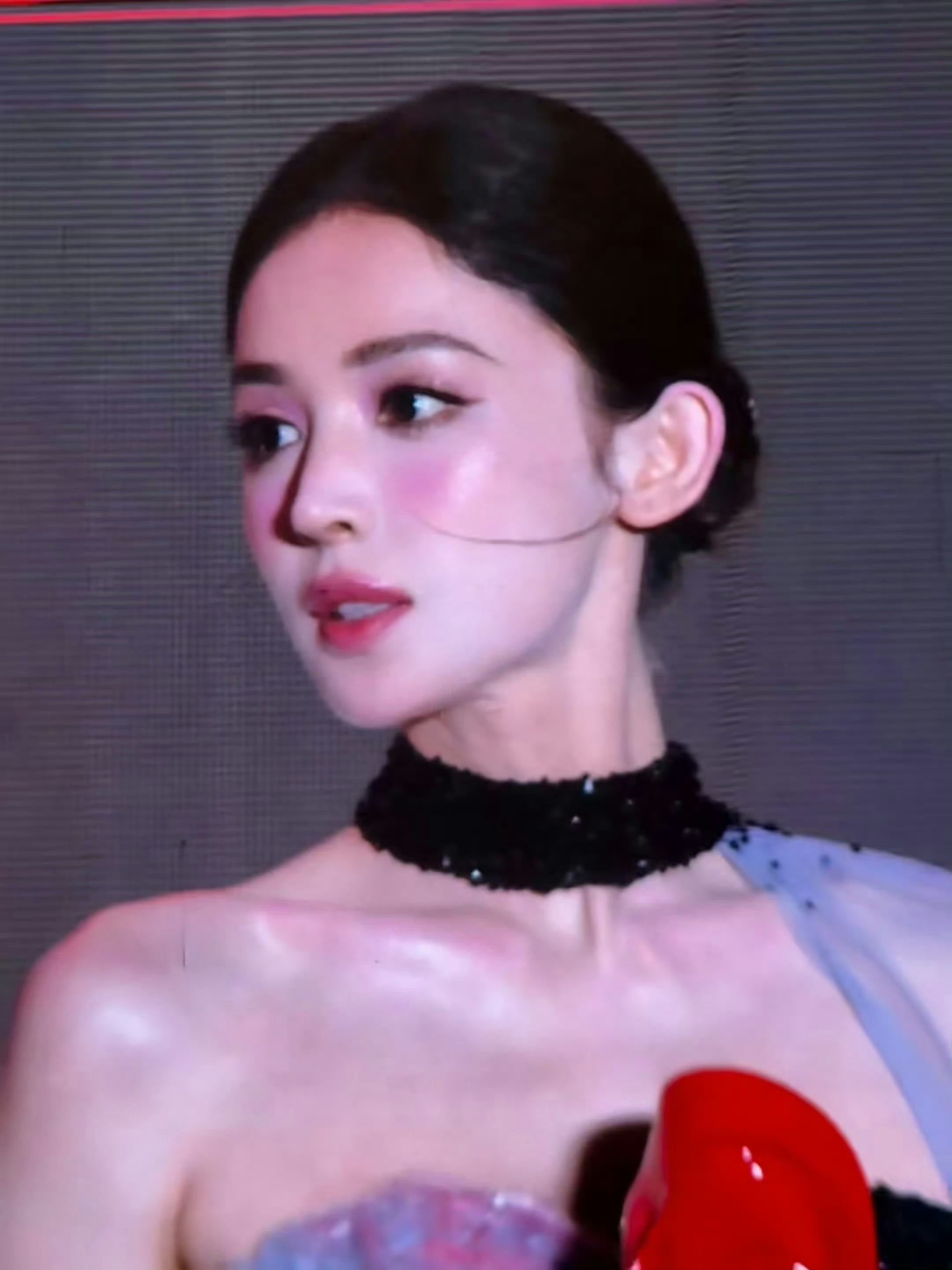 皮贴骨真美哟，娜扎抗老颜霸 