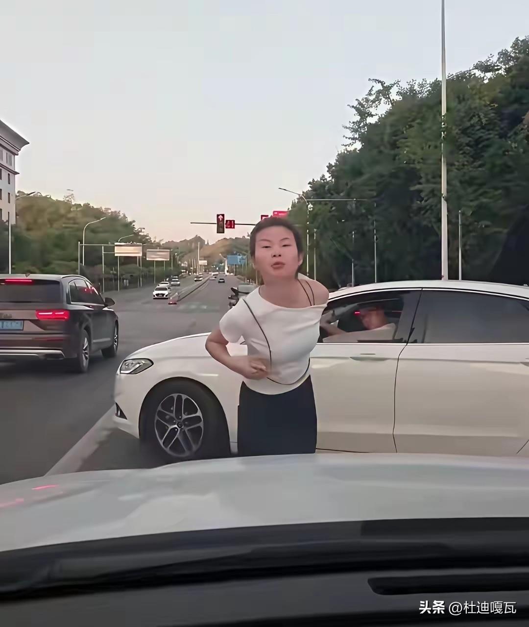 重庆“口水姐”算是火了！
最近重庆一位为老公强行加塞的女子火遍全网，网友亲切的叫