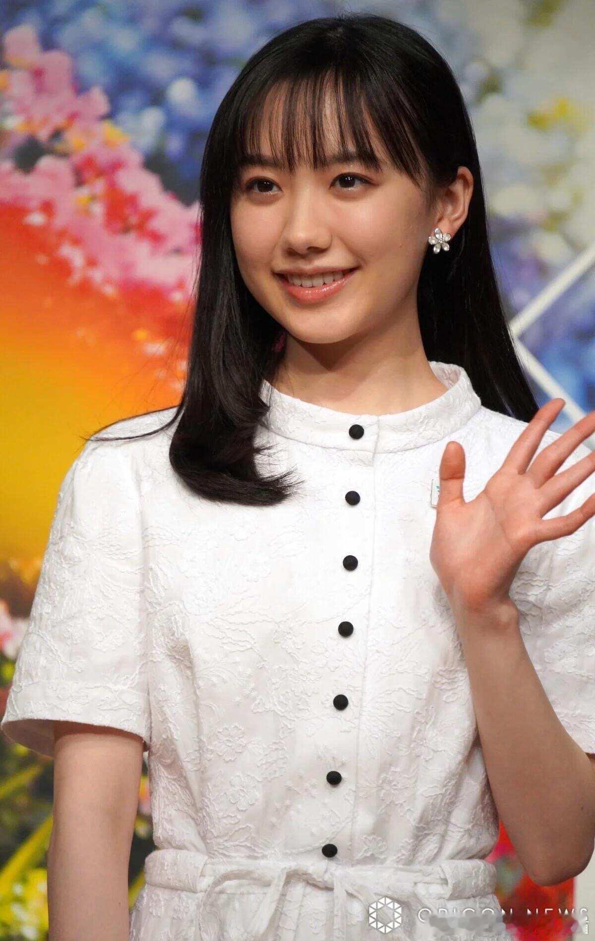 芦田爱菜 好直观啊。。。原来不是所有童星都会等比例长大 