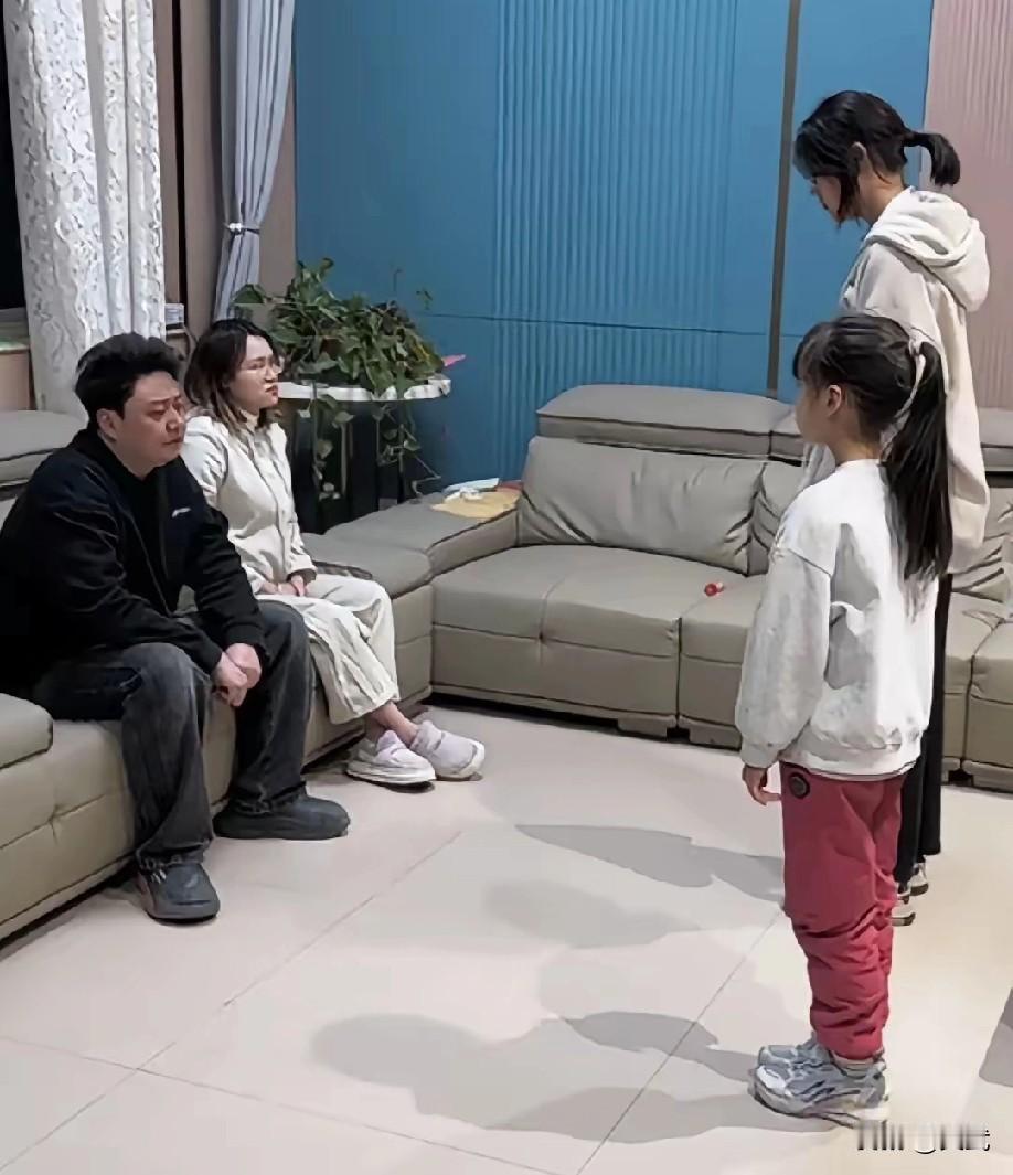 爸爸把离婚协议推在茶几上，问两个女儿："愿意跟谁？"大女儿立刻站到妈妈身后："我