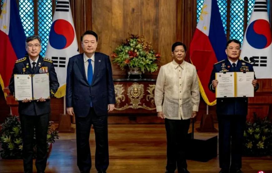 意料之中，韩国和菲律宾两只臭虫扎堆了！
韩国总统伊锡悦到访菲律宾， 两国签订了战