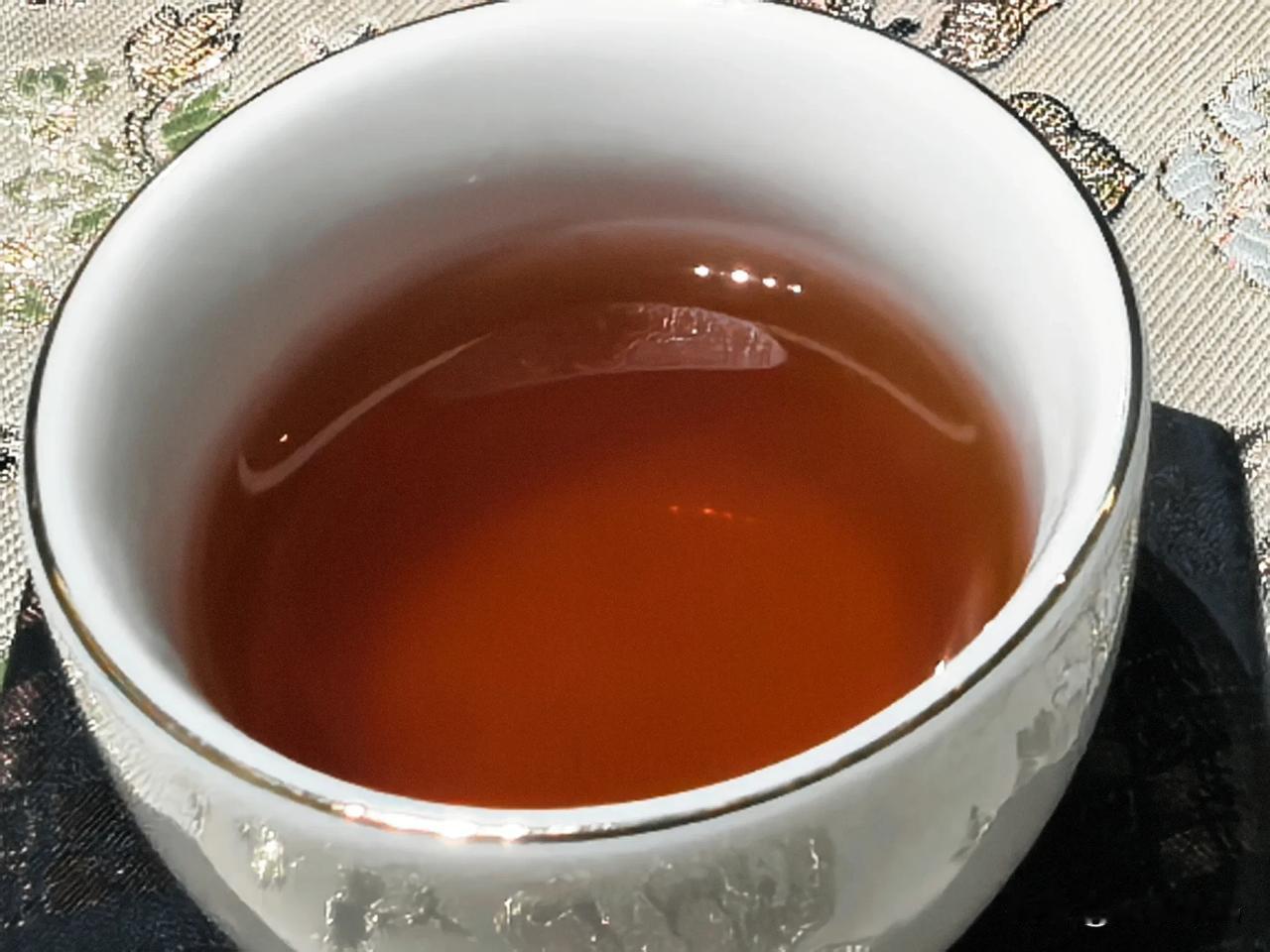 带荷香的易武熟普
昨天与朋友茶叙，有缘分享到了一款带有荷花香气的易武熟普。
这大