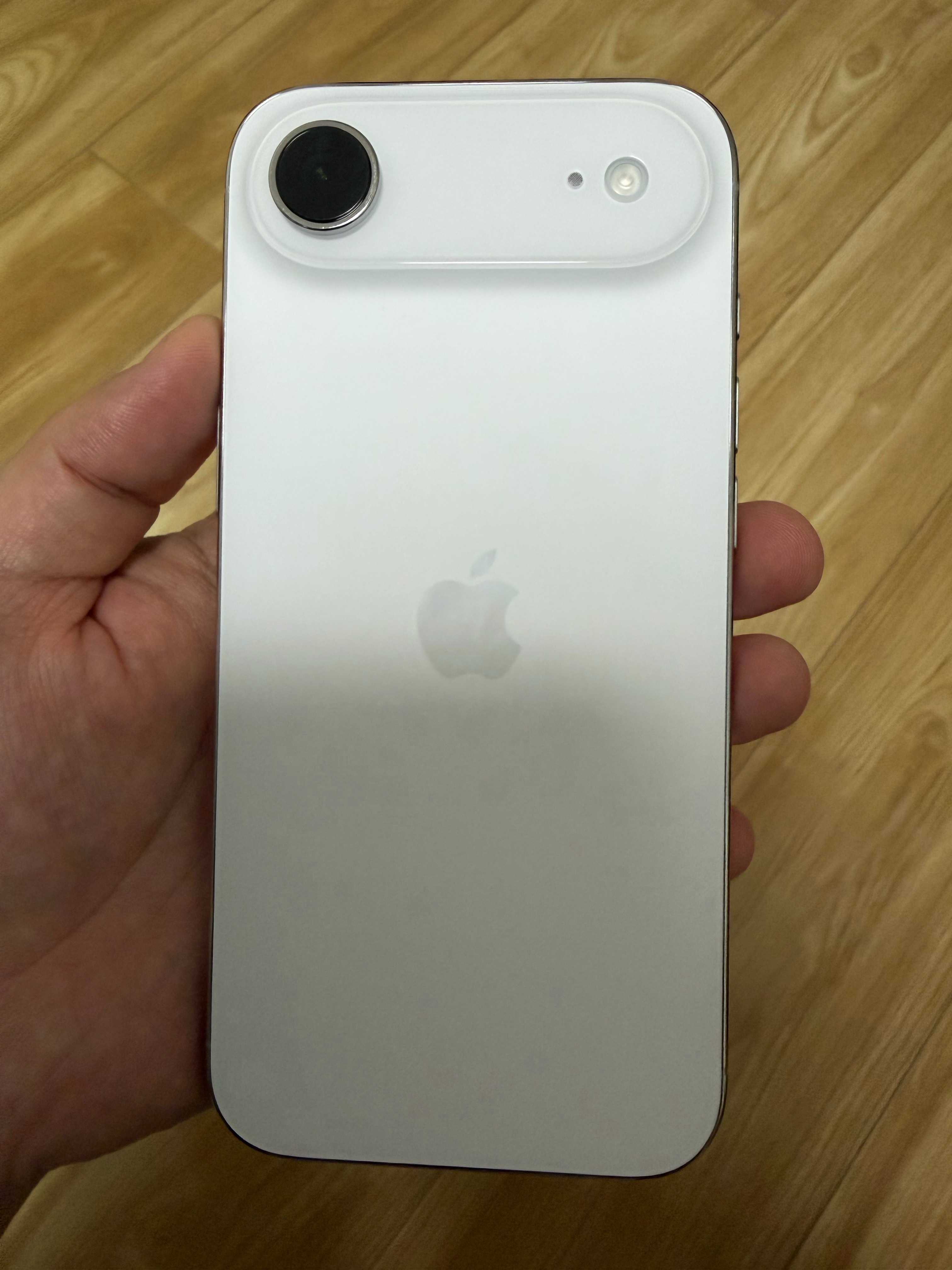 Iphone 17 air降价的第一天我就从龙湖天街定了一台5499，第二天去拿