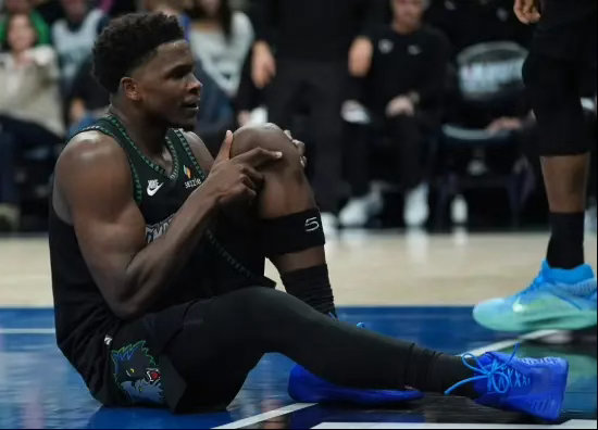 #爱德华兹列入每日观察名单# 最新报道，森林狼将爱德华兹的伤情列为每周观察。此前