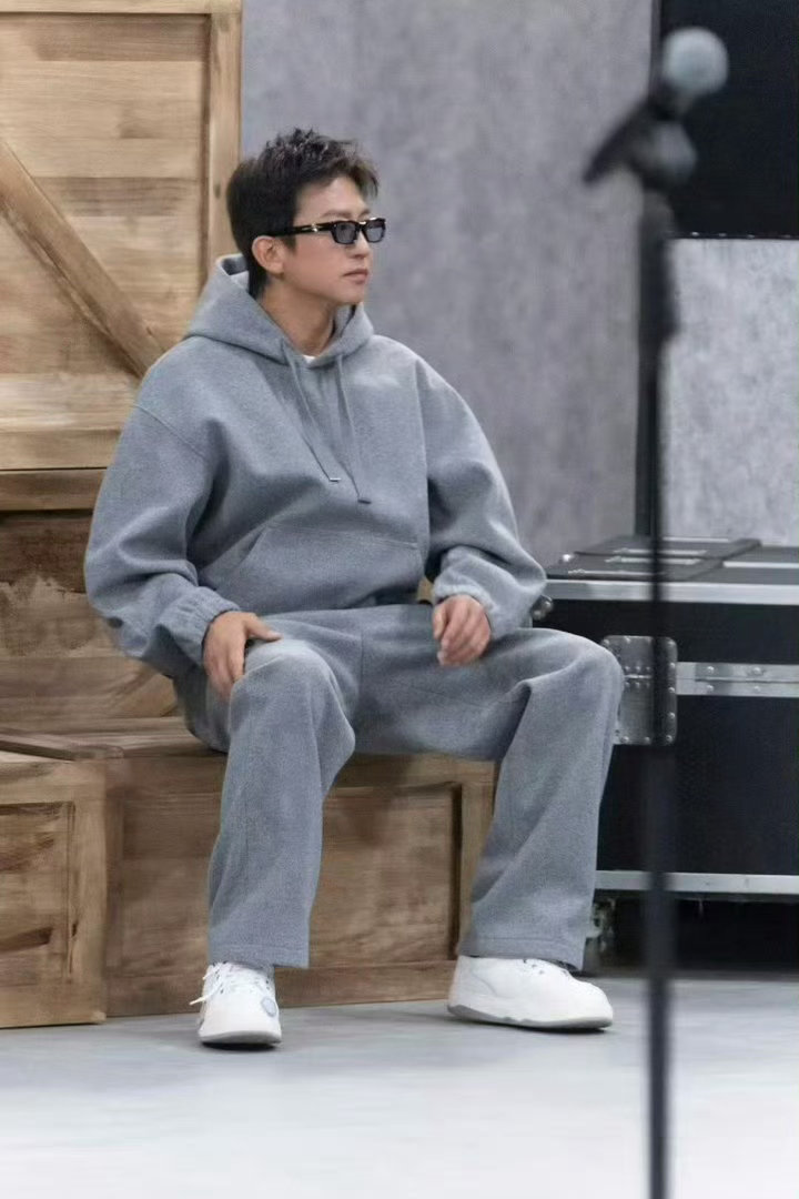 邓超被集体贴脸开大奋斗吧人生 邓超内心OS绝对是：你们现在玩梗都不背着人是吗！被