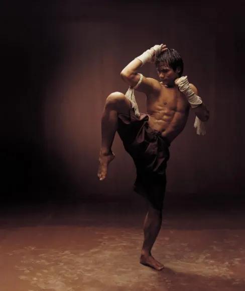 真破防了！刷到托尼贾最新视频，我差点没认出来！那个在《拳霸》里肘击膝撞，浑身钢筋