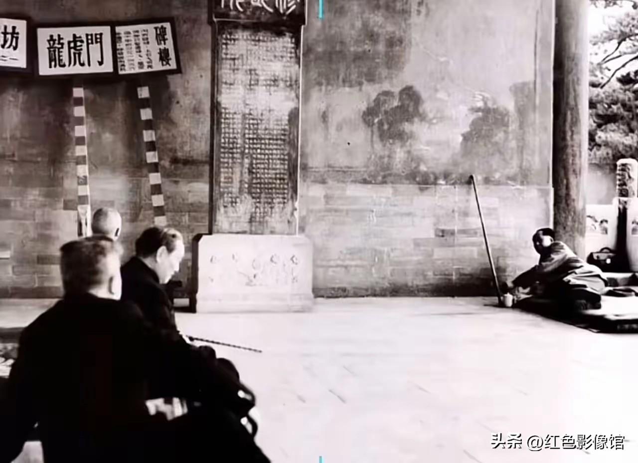因为接地气，所以他才护佑站在土地上的人民！毛主席万岁！