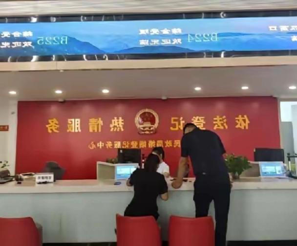 这就是命啊！3月5日，一对夫妻闹离婚，在去民政局的路上，妻子突然不舒服，恶心呕吐