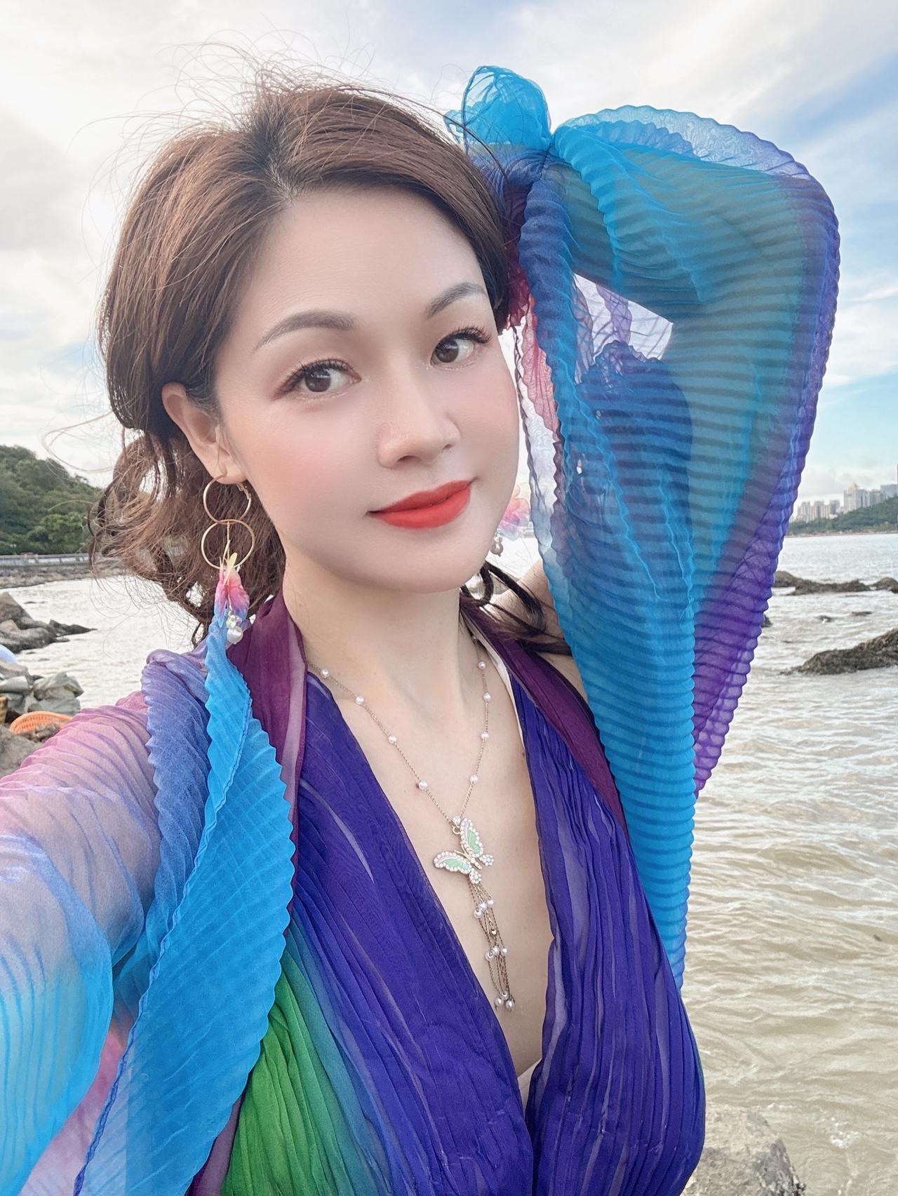 城市太拥挤，来海边躲一躲，任由海风漫过肩头，把烦恼交给浪潮，吹最自由的风。海边度