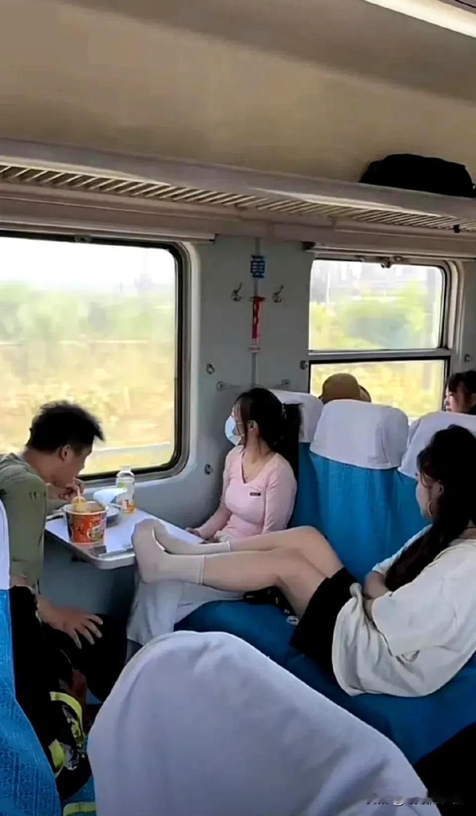 这样好吗？
年轻人不能光嘴上说有素质
要体现在行为举止中