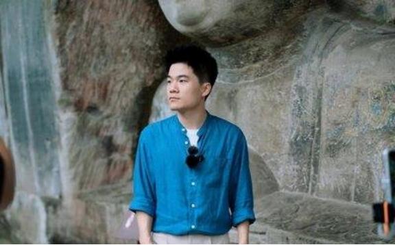 一天，记者问董宇辉：“张雪峰到底靠不靠谱？” 董宇辉笑着说：“我不够资历随意评论