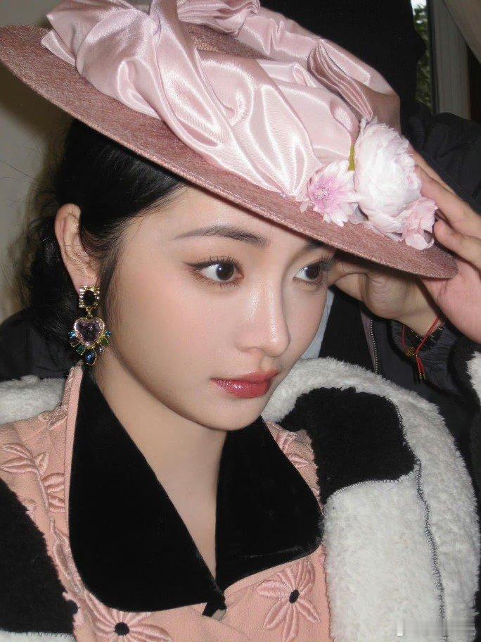 周洁琼内娱留洋千金又上新了 周洁琼这造型绝了，红粉佳人既视感！蓬松蛋卷头，小礼帽