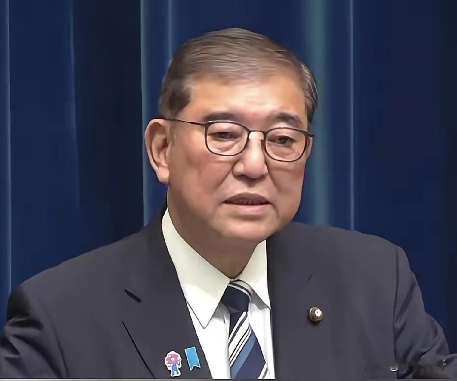 石破茂警告：
日本别再幻想打仗！
历史靠抢中国2.3亿两续命，
如今扩张反会亡国