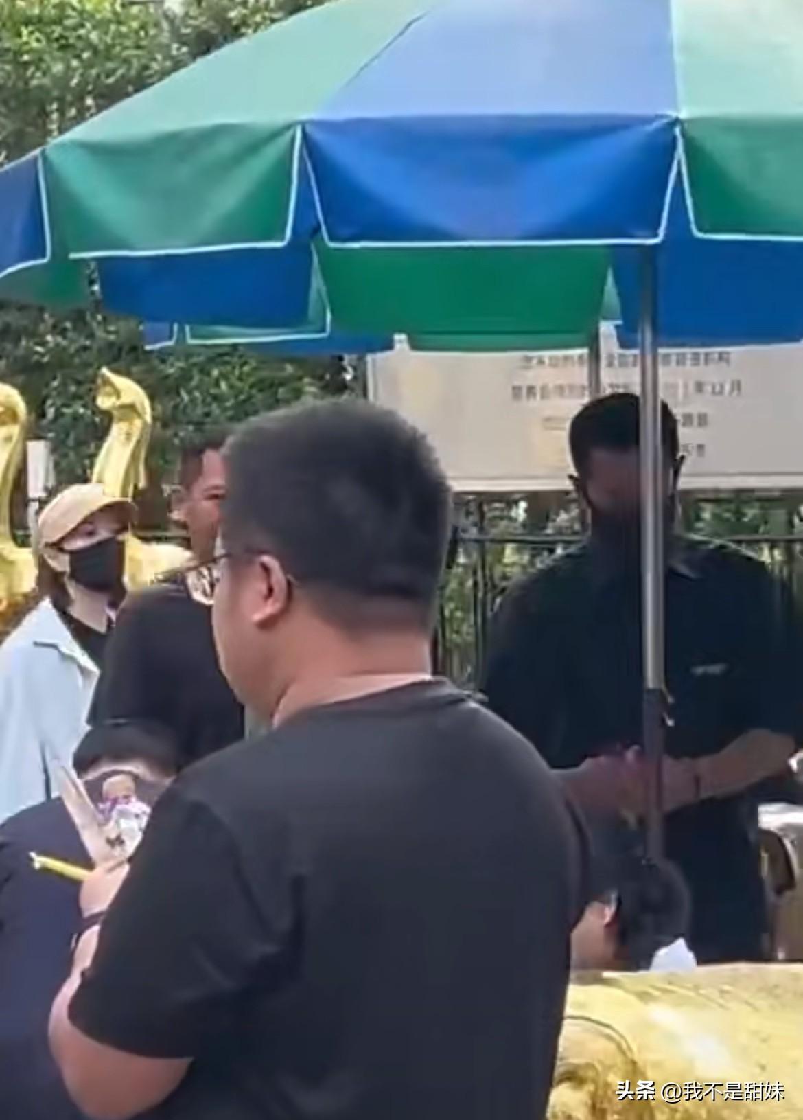 古天乐的正主亮相了！
不是什么萱萱，从一开始拍寻秦记电影的时候就一起出行了！古天