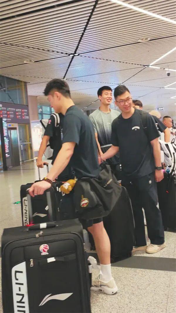 据央视网消息，7月21日下午青岛男篮全队抵达哈尔滨，备战2026哈尔滨夏季篮球嘉