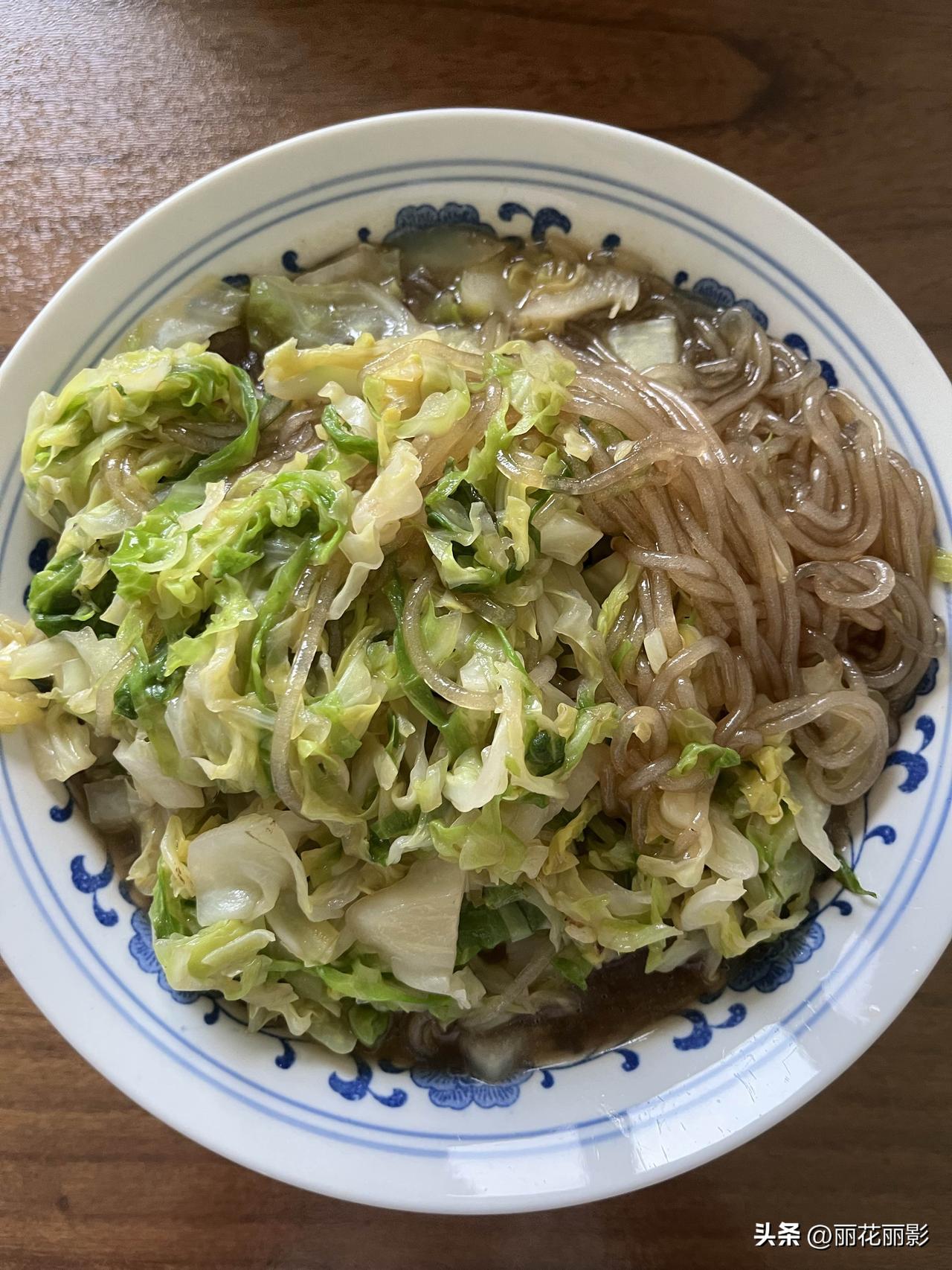好友们晚上好！周五快乐，晚餐香香！今天的晚餐：

圆白菜炖粉条
红烧排骨
红薯玉