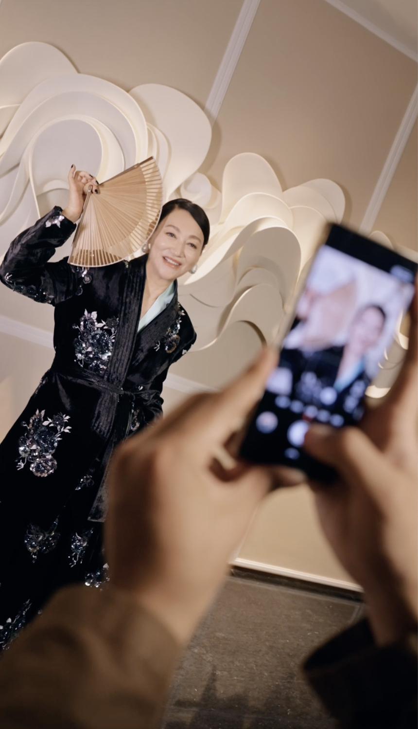  红姐这哪是去走红毯，简直是上演了一出“职场高效模范生”实录！女明星红毯前都这么