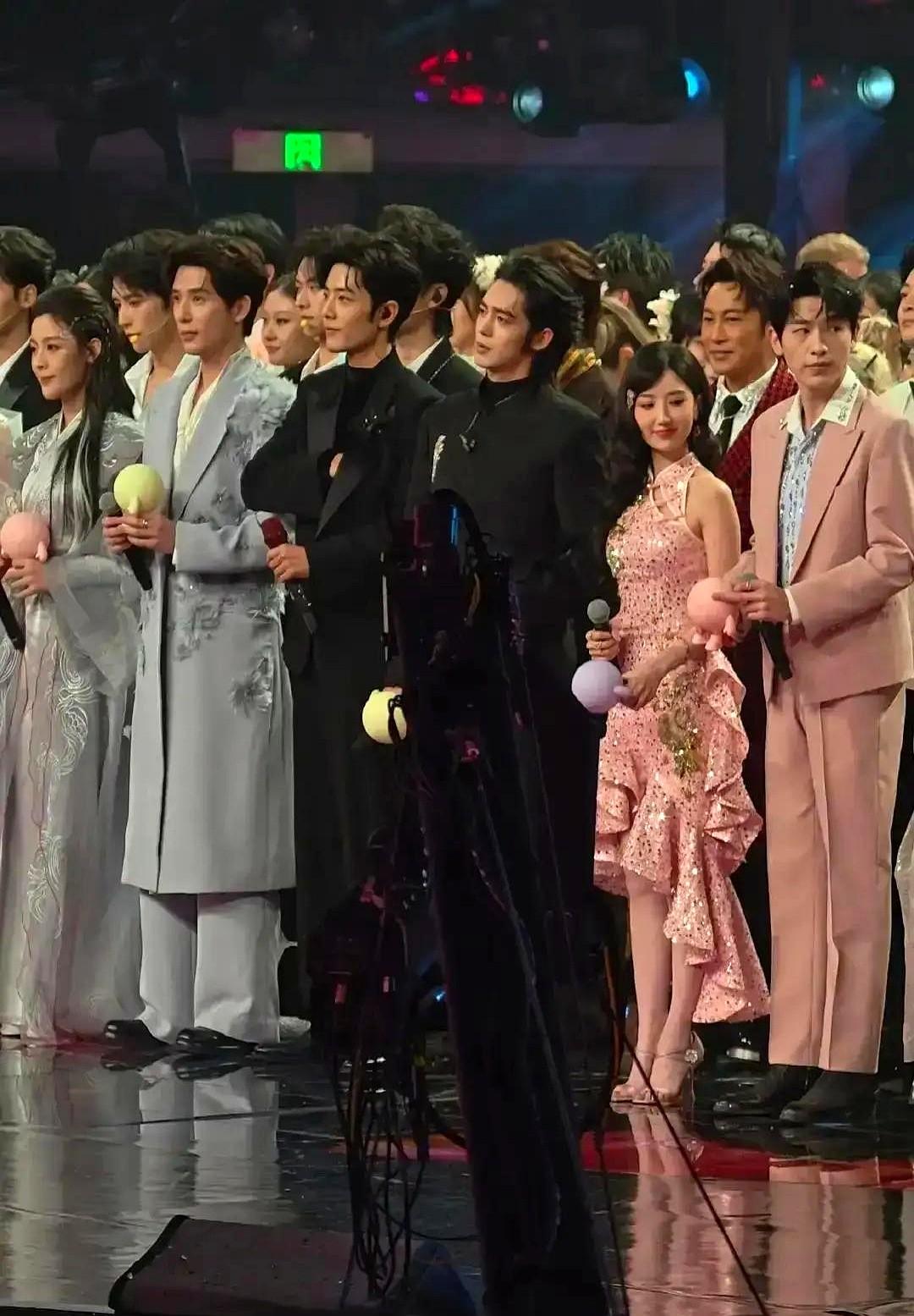 毛晓彤又因为身高被拉出来说了。

就一张和188cm男星的合照，她站旁边只到人家