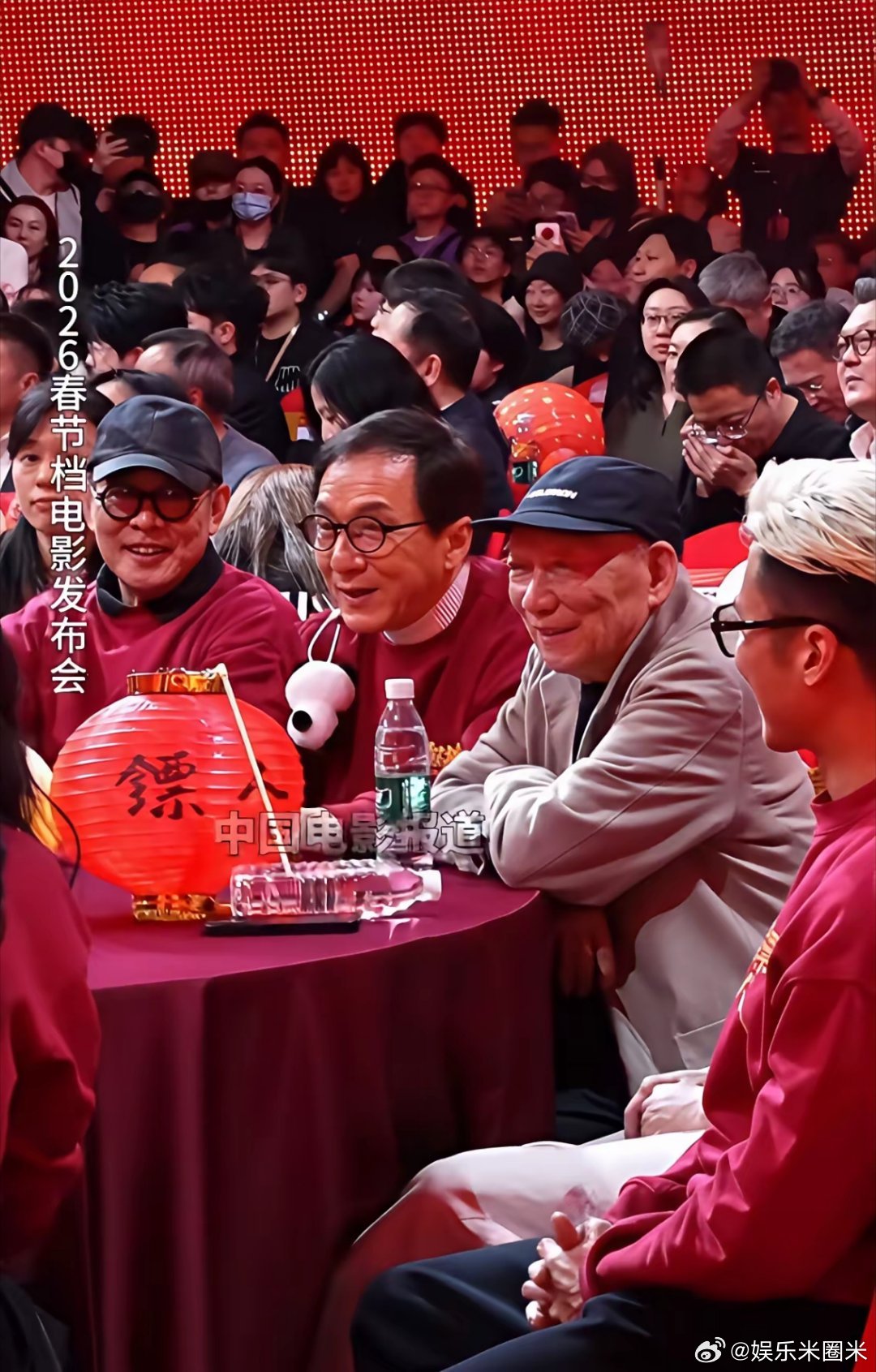 李连杰跟成龙坐在一起，我不觉得意外。 谢霆锋也跟他们坐一桌，我也不觉得意外。 但