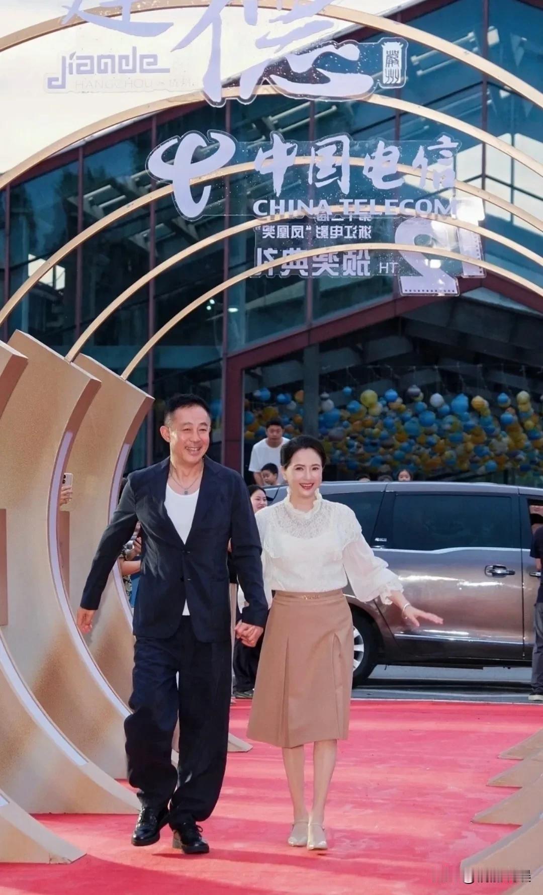 侯勇和陶慧敏走红毯，侯勇是真的老了。发际线后移，头发稀疏，满脸皱纹，看来三婚娶多
