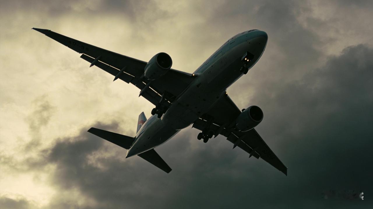 新闻快讯——据太空专家透露，一架10月飞往新泽西州的航班在空中突然俯冲数千英尺（