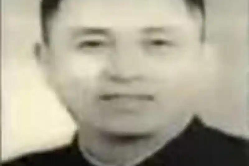 1941年，谢育才夫妇被捕，在狱中生下一个儿子。为逃出去，夫妻二人将儿子遗弃，越