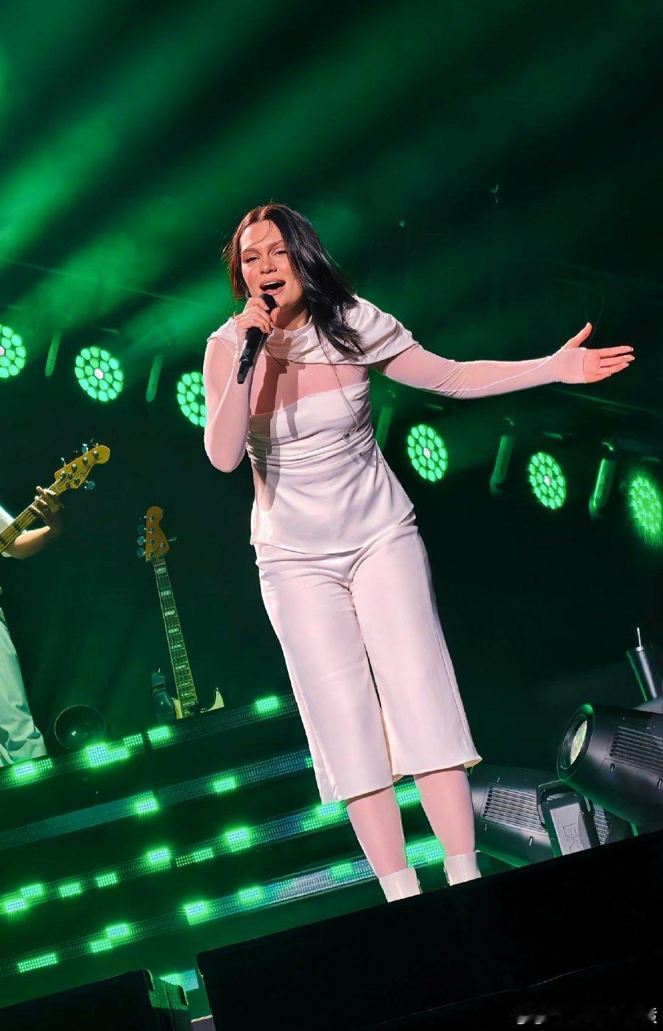 结石姐摇身一变成为结实姐又能听教科书级唱功，还能看抗癌女王的王者风范，这波必须冲